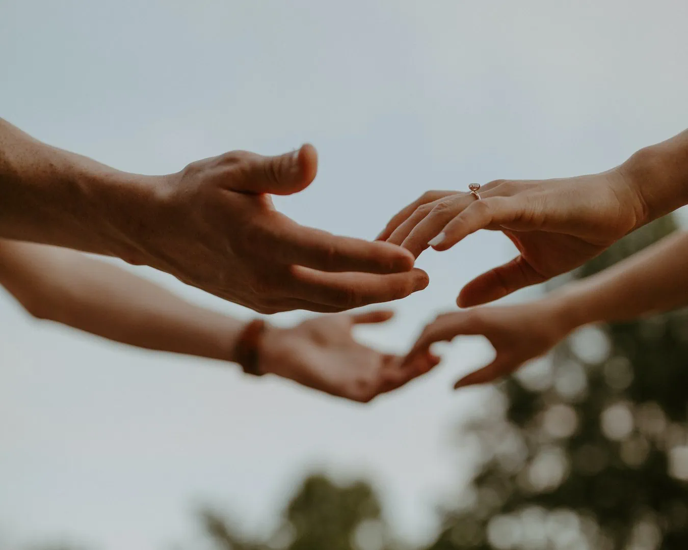 photo de mains avec deux humains