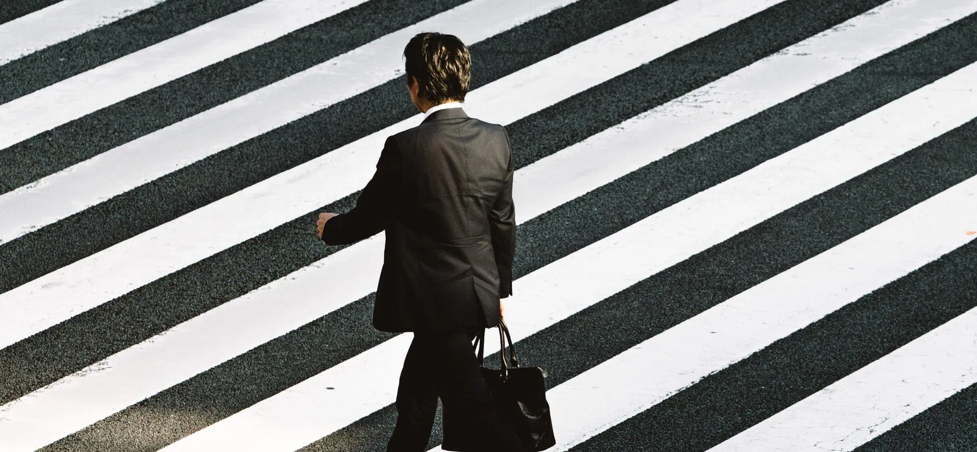photo d'un homme traversant un passage piéton